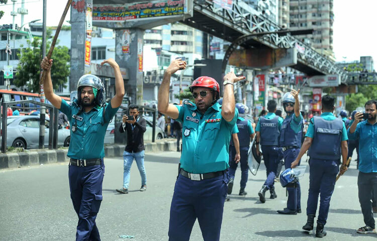 পরিস্থিতি গুরুতর হওয়ার পর পুলিশ দ্রুত ঘটনাস্থলে উপস্থিত হয়ে পরিস্থিতি নিয়ন্ত্রণে আনার চেষ্টা করছে।