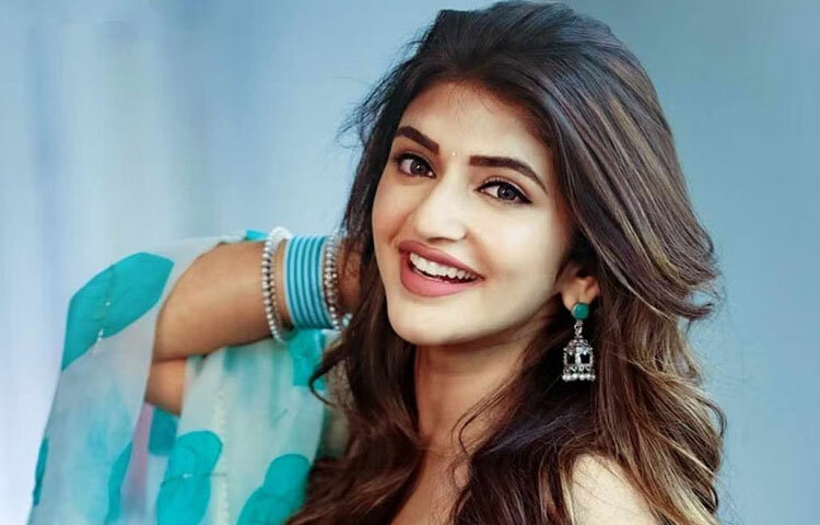 তালিকার নবম অবস্থানে উঠে এসেছেন শ্রীলীলা, যিনি ‘পুষ্পা ২’-এর ‘থাপ্পড় মারুঙ্গি’ গানে ভক্তদের মন জয় করেছিলেন।