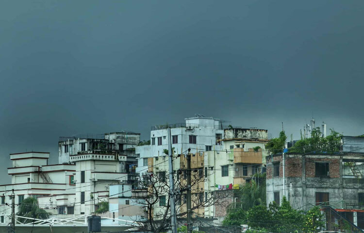 হয়তো বৃষ্টি থেমে যাবে। কিন্তু ঢাকার এই ভেজা সকাল আর মানুষের ছোট ছোট মুহূর্তগুলো, ছাতা-রেইনকোটের গল্পগুলো, রিকশার পেছনে চেপে থাকা কল্পনার মতোই বেঁচে থাকবে আমাদের মনে।