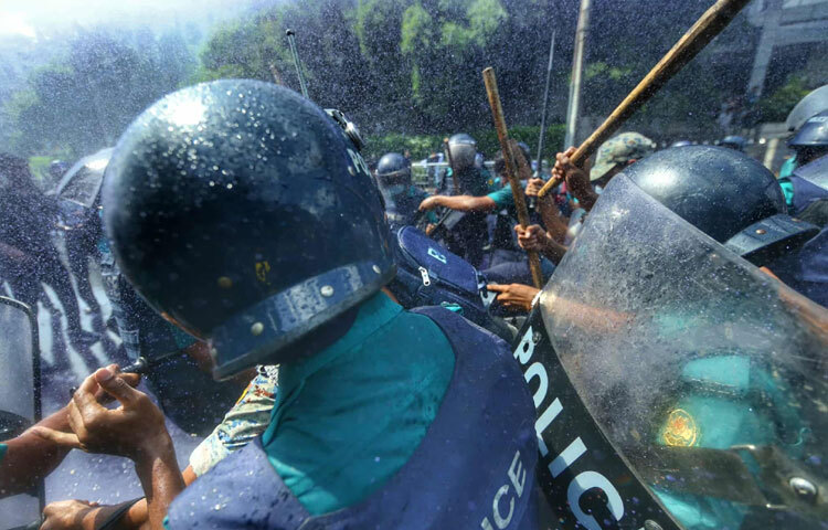 এর আগে আজ বেলা ১১টার দিকে শাহবাগ মোড়ে অবস্থান নিয়ে আন্দোলন শুরু করেন তারা। দুপুর ১টা ৪০ মিনিটের দিকে তারা যমুনা অভিমুখে রওয়ানা দেন। ফলে বন্ধ হয়ে যায় শাহবাগ ও আশপাশের সড়ক। দেখা দেয় দীর্ঘ যানজট।