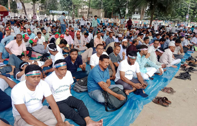 ২৬ মে থেকে অনির্দিষ্টকালেরর কর্মবিরতি শুরু করেন তারা। টানা চারদিন কর্মবিরতির পর প্রাথমিক ও গণশিক্ষা উপদেষ্টার আশ্বাসে ১ জুন থেকে ক্লাসে ফিরে যান। আশ্বাসের তিনমাস পেরিয়ে গেলেও দাবি পূরণ না হওয়ায় আবারও রাজপথে নামছেন প্রাথমিকের সহকারী শিক্ষকরা।