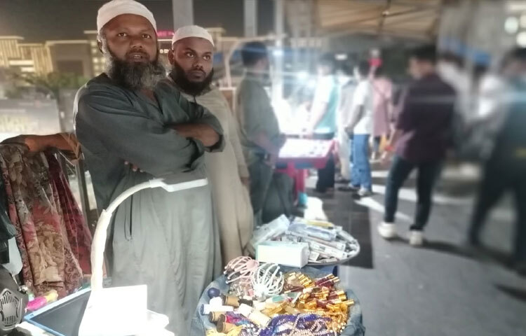 বাবা কিংবা নানা-দাদার জন্য কিনে নিতে পারেন আতর, তসবিহ অথবা পছন্দের টুপি। যা ১০০-১৫০ টাকার মধ্যেই পেয়ে যাবেন এই ফুটওভার ব্রিজের ছোট্ট দোকানগুলোতে।