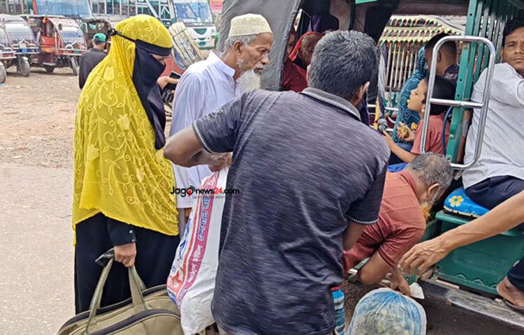 বাগেরহাটে নতুন করে সংসদীয় আসন বিভাজনকে কেন্দ্র করে স্থানীয়দের মাঝে তীব্র ক্ষোভ সৃষ্টি হয়েছে। এর প্রতিবাদে আন্দোলনের কারণে পিরোজপুর থেকে ঢাকা এবং খুলনার মধ্যে সব ‍রুটের বাস চলাচল বন্ধ রয়েছে। ছবি-জাগো নিউজ