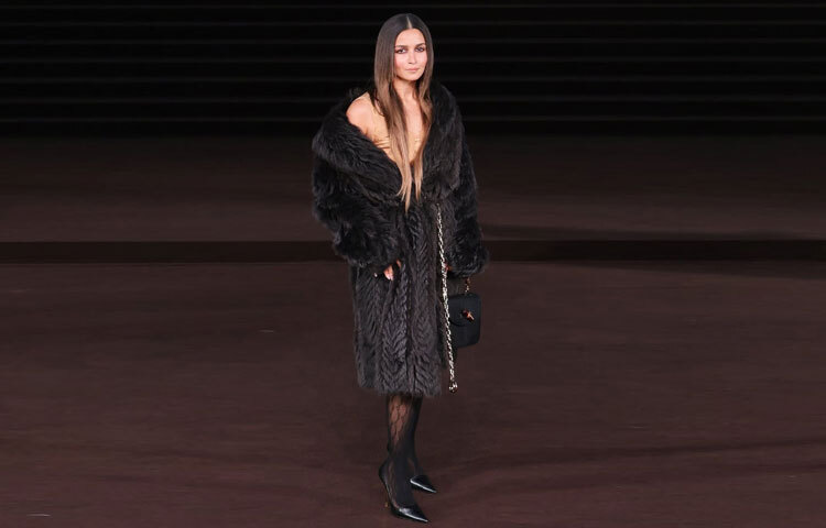 স্টাইলকে পূর্ণতা দিয়েছে তার অ্যাকসেসরিজ। হাতে ছিল গুচির সিগনেচার কালো ব্যাগ, যেটিতে সোনালি চেনের ডিটেইল আরও উজ্জ্বল করেছে সামগ্রিক সাজ। 
পায়ে ছিল কালো পয়েন্টেড হিলস, যা পুরো লুককে দিয়েছে আধুনিক ও ধারালো পরিণতি।