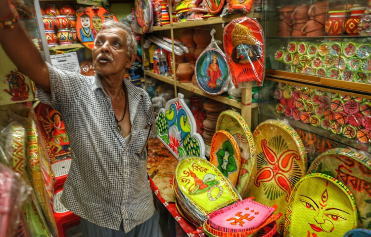 পুরান ঢাকার শাঁখারীবাজারে ভিড়, আনন্দ, রঙ ও সংস্কৃতি-সব মিলিয়ে দুর্গাপূজা যেন এক জীবন্ত চিত্রকলা।