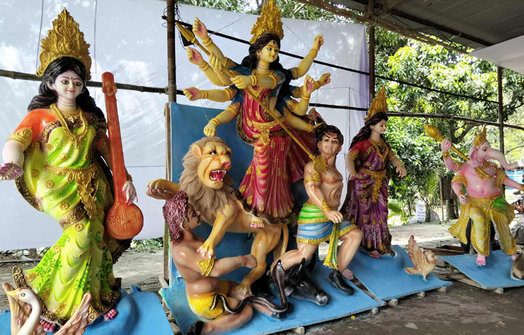 আজ রাজধানীর রমনা কালী মন্দির প্রাঙ্গণ ঘুরে দেখা যায়, চলছে মণ্ডপ তৈরির কাজ, প্রতিমায় লাগছে রংতুলির আঁচড়, আলোকসজ্জা, নিরাপত্তা ব্যবস্থা সব মিলিয়ে বিরাজ করছে উৎসবের আমেজ। ছবি: জাগো নিউজ