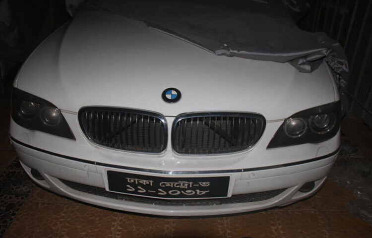 বাড়িটির আন্ডারগ্রাউন্ড পার্কিংয়ের একটি গোপন কক্ষ থেকে ছয়টি বিলাসবহুল গাড়ি উদ্ধার করা হয়েছে।