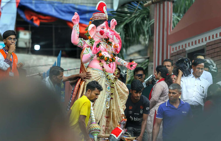 মঙ্গলধ্বনি, ঢাকের বাজনা আর শঙ্খধ্বনিতে মুখর চারদিক।