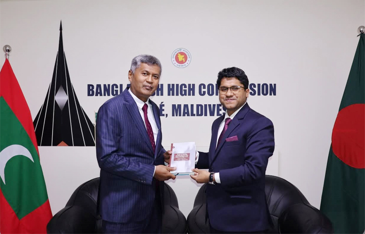 মালদ্বীপে নিযুক্ত শ্রীলঙ্কার হাইকমিশনার এম. রিজভি হাসান বাংলাদেশের হাইকমিশনার ড. মো. নাজমুল ইসলামের সঙ্গে সৌজন্য সাক্ষাৎ করেছেন। ছবি: সংগৃহীত