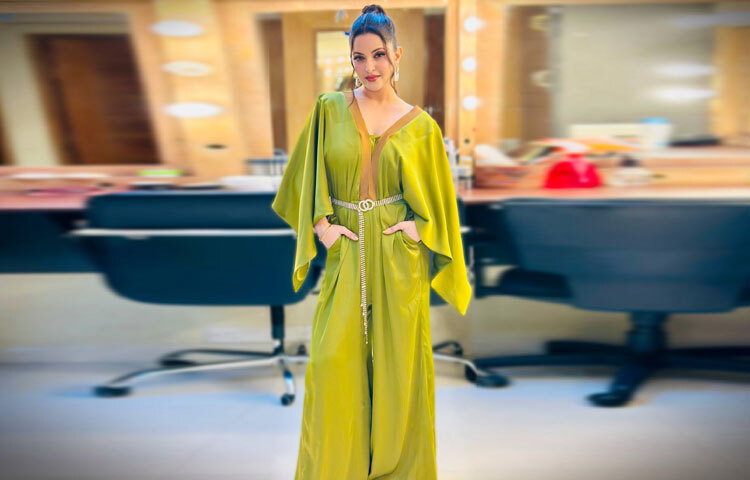 ছবিগুলোয় দেখা যায়, পরীমনি পরেছেন জলপাই সবুজ পুরো দৈর্ঘ্যের কাফতান, যার গলায় ডিপনেক ডিজাইন, শর্ষে রঙের স্যাটিন বর্ডার আর কোমরে সাদা স্টোনে জড়ানো স্টাইলিশ বেল্ট।