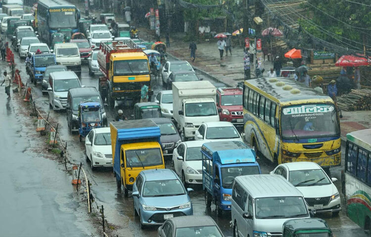 শহরবাসী এবং অফিসগামীদের উচিত, বৃষ্টির সময় ভ্রমণ করার আগে পর্যাপ্ত সময় রাখার পাশাপাশি, যানজট এড়াতে বিকল্প সড়ক ব্যবহার করা।