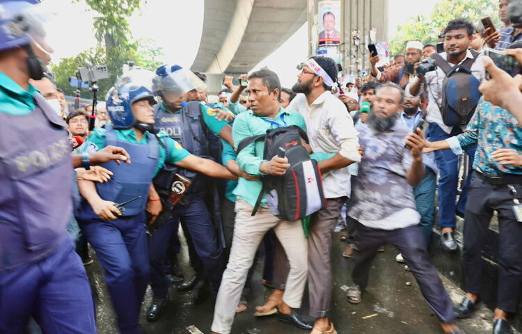 শিক্ষক নেতাদের নেতৃত্বে একটি অংশ শহীদ মিনারের দিকে চলে যাওয়ার পর দুপুর ১টা ৫০ মিনিটের দিকে প্রেস ক্লাবের সামনে অবস্থান চালিয়ে যাওয়া শিক্ষকদের আরেকটি অংশকে সরাতে অ্যাকশনে যায় পুলিশ।