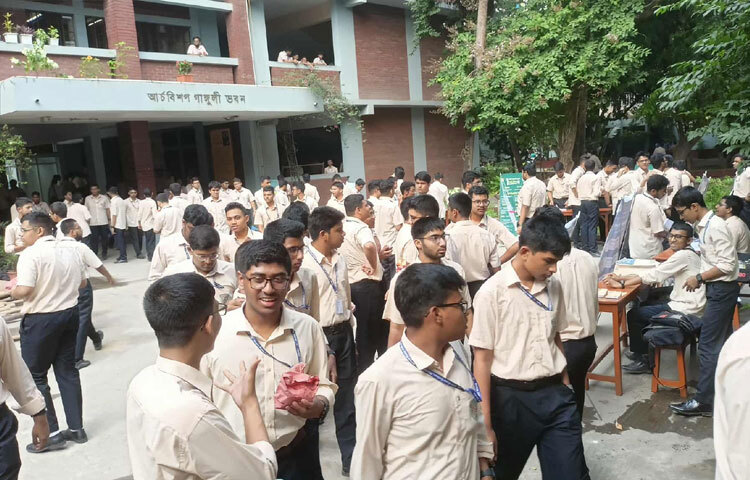 ফলাফল ভালো না হওয়া শিক্ষার্থীরাও বন্ধুর সাফল্যে উল্লাসে শামিল। কারণ এই দিন শুধু সংখ্যার নয়, একসঙ্গে বেড়ে ওঠার, একসঙ্গে স্বপ্ন দেখার। এদিনে দেখা মেলে পরিশ্রমের মূল্য আর আত্মবিশ্বাসের জয়গান।