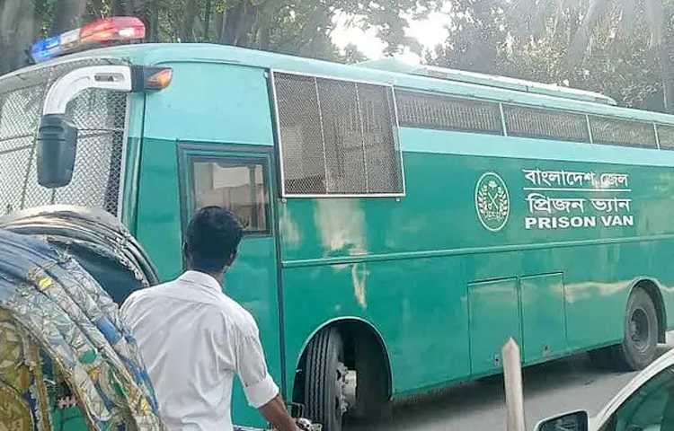 আওয়ামী লীগের শাসনামলে গুম-খুনসহ মানবতাবিরোধী অপরাধের তিন মামলায় হেফাজতে থাকা ১৫ সেনা কর্মকর্তাকে কারাগারে পাঠিয়েছেন আন্তর্জাতিক অপরাধ ট্রাইব্যুনাল। তাদের ঢাকা সেনানিবাসের বাশার রোড সংলগ্ন উত্তর দিকে অবস্থিত ‌‘এমইএস’ বিল্ডিং নং-৫৪-তে রাখা হয়েছে। আজ দুপুরে কারা অধিদপ্তরের এআইজি (উন্নয়ন) মো. জান্নাত-উল ফরহাদ এ তথ্য জানান। ছবি: সংগৃহীত