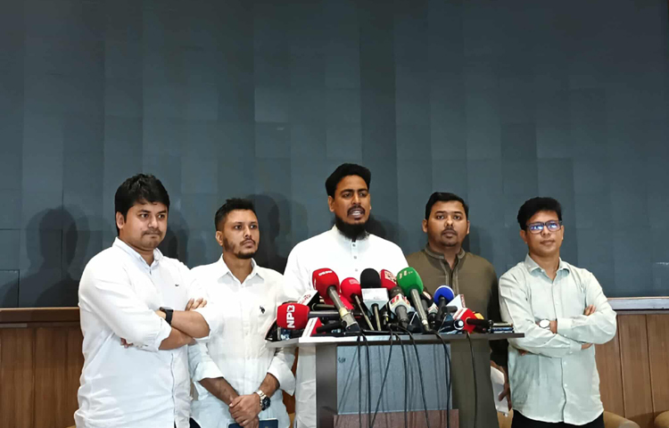 জাতীয় সংসদ ভবনের এলডি হলে ঐকমত্য কমিশনের সঙ্গে বৈঠকে শেষে আজ সাংবাদিকদের সঙ্গে কথা বলেন এনসিপির সদস্যসচিব আখতার হোসেন। ছবি: জাগো নিউজ