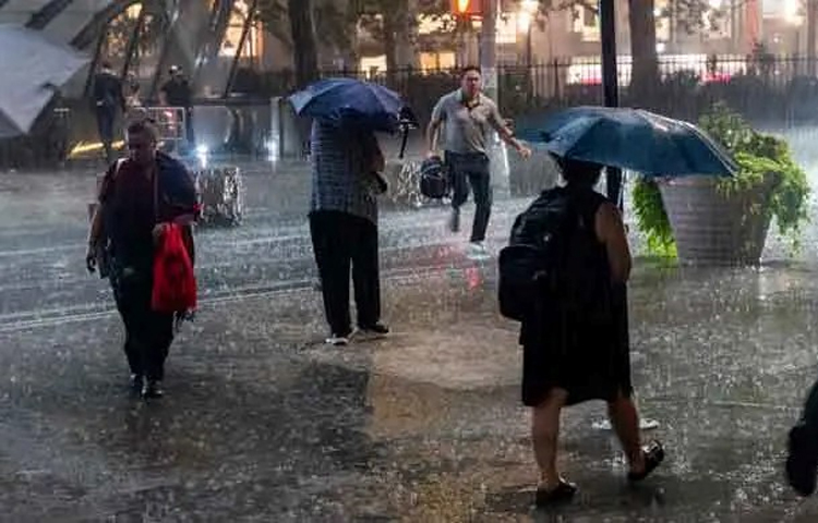 ভারী বৃষ্টিপাতে বন্যার পানিতে তলিয়ে গেছে যুক্তরাষ্ট্রের নিউইয়র্ক শহরের বেশিরভাগ এলাকা। এ দুর্যোগে এখন পর্যন্ত দুই জনের মৃত্যুর খবর পাওয়া গেছে। ৩০ অক্টোবর দিনের শুরু থেকেই এ দুর্যোগের কবলে পড়েন শহরটির বাসিন্দারা। ছবি: এএফপি