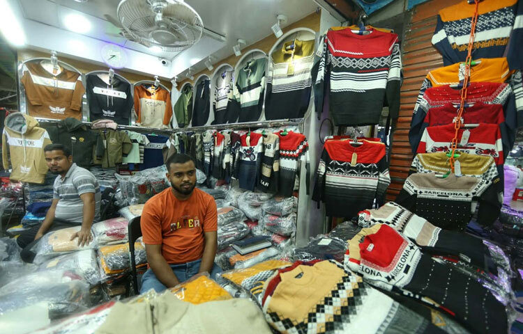 ক্রেতারা সোয়েটার ও জ্যাকেট বাছাই করছেন, দোকানদাররা নতুন স্টক সাজাচ্ছেন। এই দৃশ্য দেখেই বোঝা যাচ্ছে, শীতের মরসুমে ঢাকা এখনও পাইকারি বাজারের মূল কেন্দ্র হিসেবে কাজ করছে।