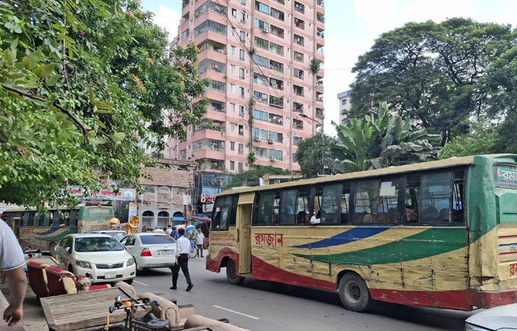 অন্যদিকে, সাধারণ নাগরিকের চোখে এই বিক্ষোভ দ্বৈত অনুভূতি তৈরি করেছে। একদিকে গণতান্ত্রিক অধিকারের প্রকাশ হিসেবে কেউ দেখছেন এই আন্দোলনকে; অন্যদিকে অনেকে বলছেন, রাজনীতির নামে সাধারণ মানুষের কষ্ট বাড়ছে।
