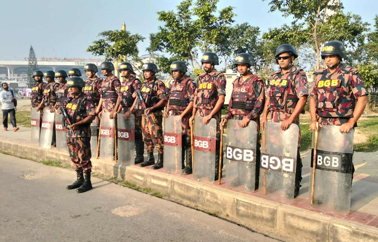 সার্বিক আইনশৃঙ্খলা রক্ষায় ও নিরাপত্তা নিশ্চিত করতে রাজধানী ও আশপাশের জেলায় ১২ প্লাটুন বর্ডার গার্ড বাংলাদেশ (বিজিবি) মোতায়েন করা হয়। আজ বিজিবির জনসংযোগ কর্মকর্তা মো. শরিফুল ইসলাম এ তথ্য নিশ্চিত করেন। ছবি: জাগো নিউজ