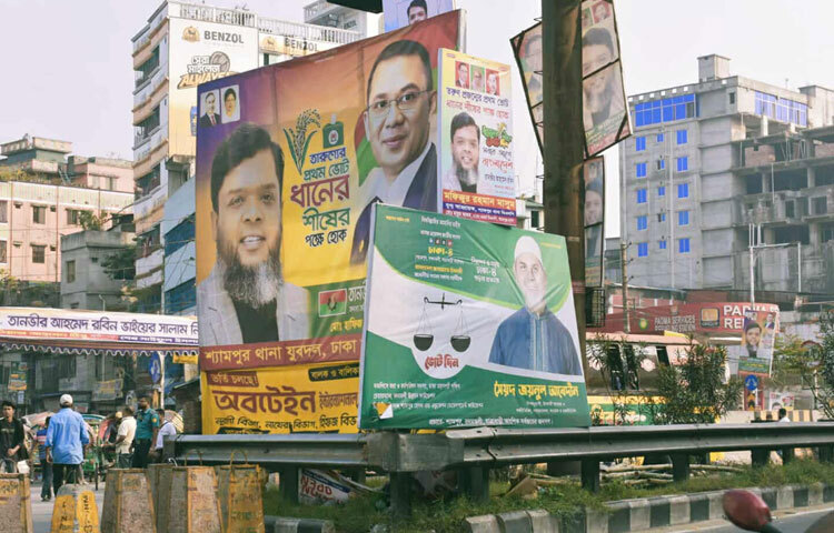 ‘দেওয়ালে পোস্টার লাগানো নিষেধ’ এমন সতর্কবার্তা লিখেও নিস্তার পাচ্ছেন না বাড়ি ও ভবন মালিকরা। বাদ যায়নি মেট্রোরেলের পিলারগুলোও। সেখানে আঁকা গ্রাফিতিও ঢাকা পড়েছে পোস্টারে। ফলে নোংরা হচ্ছে শহর, নষ্ট হচ্ছে সৌন্দর্য। কিন্তু হেলদোল নেই নগর কর্তৃপক্ষের।