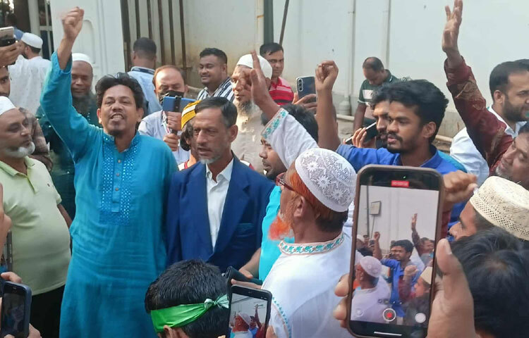 তারা স্লোগান দিয়ে রায়কে স্বাগত জানান।