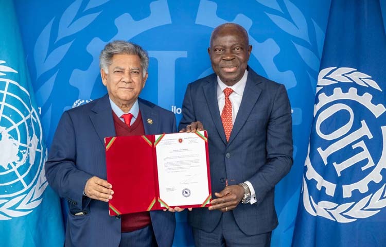 শ্রম ও কর্মসংস্থান এবং নৌপরিবহন উপদেষ্টা ব্রিগেডিয়ার জেনারেল (অব.) ড. এম সাখাওয়াত হোসেন গতকাল আন্তর্জাতিক শ্রম সংস্থার ৩৫৫তম গভর্নিং বডির অধিবেশনে আইএলও-এর মহাপরিচালক গিলবার্ট হোংবোর সাথে বৈঠক শেষে আইএলও কনভেনশন নং ১৫৫, ১৮৭ ও ১৯০-এ বাংলাদেশের অনুসমর্থনের দলিল জমা দেন। ছবি: পিআইডি