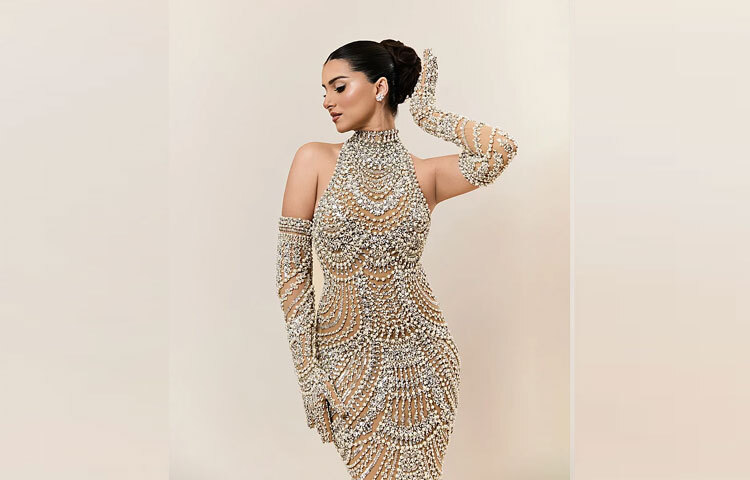 এবারও তার স্টাইলিংয়ে ম্যাজিক ছড়িয়েছেন সেলিব্রিটি স্টাইলিস্ট তানিয়া ঘাবরি। তার নিখুঁত নজর ও সংযত সৌন্দর্যবোধের ছোঁয়ায় তারার জন্মদিনের লুকে মিলেছে পুরোনো হলিউডের চার্ম আর আজকের গ্ল্যামার জগতের সমকালীন ঝকঝকে আবেদন।