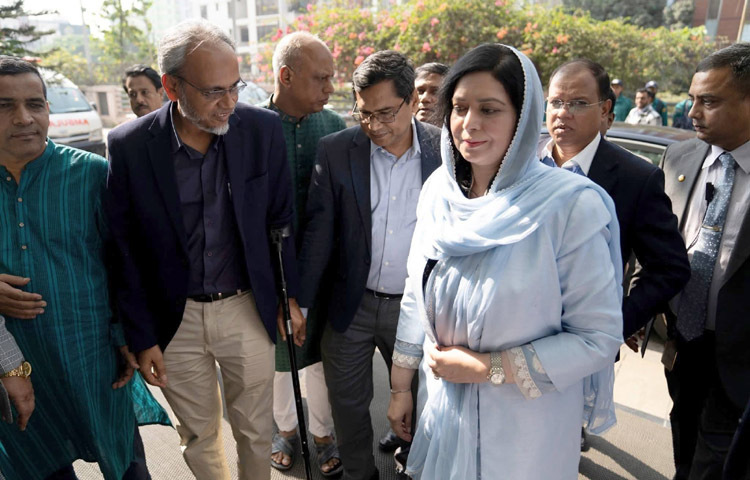 লন্ডন থেকে ঢাকায় পৌঁছেই বিএনপি চেয়ারপারসন বেগম খালেদা জিয়াকে দেখতে এভারকেয়ার হাসপাতালে ছুটে যান বিএনপির ভারপ্রাপ্ত চেয়ারম্যান তারেক রহমানের স্ত্রী ডা. জুবাইদা রহমান। আজ সকালে বিমান বাংলাদেশ এয়ারলাইন্সের একটি ফ্লাইটে তিনি ঢাকায় এসে পৌঁছান। ছবি: বিএনপির ফেসবুক পেজ