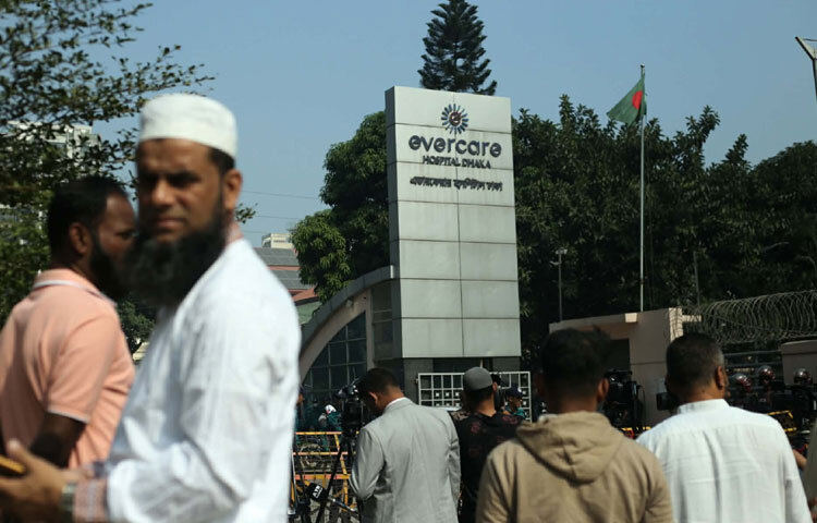 চিকিৎসাধীন খালেদা জিয়ার বয়স প্রায় ৮০ বছর। তিনি দীর্ঘদিন ধরে হৃদরোগ, ডায়াবেটিস, আর্থ্রাইটিস, লিভার সিরোসিস, কিডনির সমস্যাসহ নানান শারীরিক জটিলতায় ভুগছেন। এরই মধ্যে তাকে দেখতে শুক্রবার ঢাকায় পৌঁছেছেন তার পুত্রবধূ ডা. জুবাইদা রহমান।