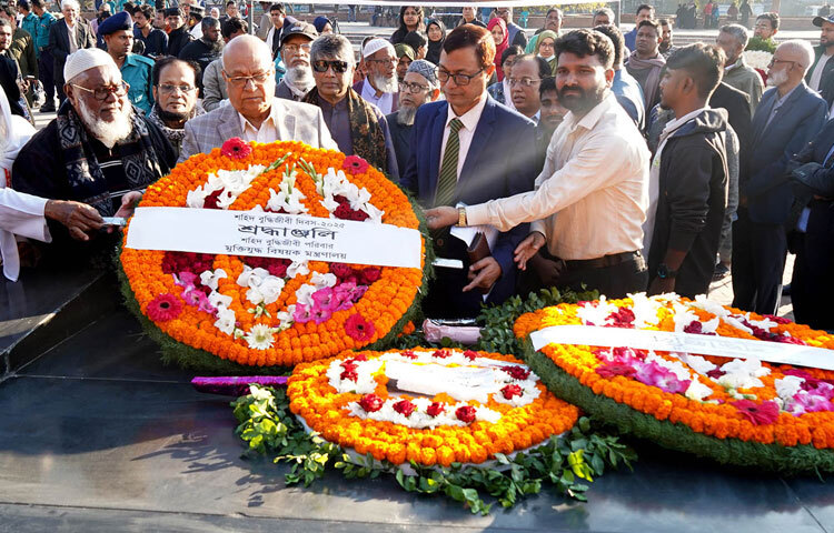 ঢাকায় রায়েরবাজার বধ্যভূমিতে শহীদ বুদ্ধিজীবী পরিবারের সদস্য এবং যুদ্ধাহত বীর মুক্তিযোদ্ধা ও খেতাবপ্রাপ্ত বীর মুক্তিযোদ্ধাদের সঙ্গে নিয়ে পুষ্পস্তবক অর্পণের মাধ্যমে শ্রদ্ধা নিবেদন করেন শহীদ বুদ্ধিজীবী দিবস উপলক্ষে মুক্তিযুদ্ধ বিষয়ক উপদেষ্টা ফারুক ই আজম। ছবি: পিআইডি
