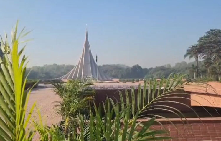 দিনের প্রথম প্রহরে রাষ্ট্রপতি ও প্রধান উপদেষ্টার শ্রদ্ধা নিবেদনের পরই সর্বসাধারণের জন্য খুলে দেওয়া হবে এ স্মৃতিরোমন্থন সৌধের প্রধান ফটক।