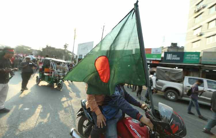 ‘মার্চ টু ইন্ডিয়ান হাইকমিশন’ কর্মসূচি থেকে ভারত সরকার ও অন্তর্বর্তী সরকারের প্রতিও আলটিমেটাম দেওয়া হবে বলে জানায় জুলাই ঐক্য। নির্দিষ্ট সময়ের মধ্যে খুনিদের ফেরত না দিলে পরবর্তী পরিস্থিতির দায় দিল্লি ও সরকারের সংশ্লিষ্ট দপ্তরগুলোকে নিতে হবে বলে হুঁশিয়ারি দেওয়া হয়।