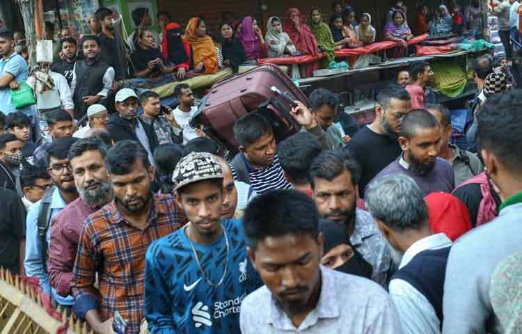 এদিকে, হোসেন মার্কেট ও আশপাশের এলাকায় দোকানপাট ও ব্যবসা-বাণিজ্যে সাময়িক প্রভাব পড়ে। স্থানীয় বাসিন্দাদের অভিযোগ, হঠাৎ করে রাস্তা বন্ধ হয়ে যাওয়ায় জরুরি কাজে বের হলেও গন্তব্যে পৌঁছাতে দেরি হয়।