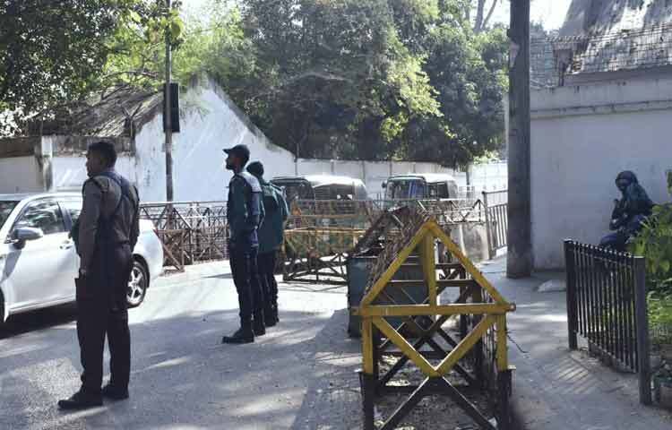 বিশেষ করে প্রধান উপদেষ্টার বাসভবনের আশপাশের এলাকায় বাড়তি সতর্কতা গ্রহণ করেছে আইনশৃঙ্খলা রক্ষাকারী বাহিনী।