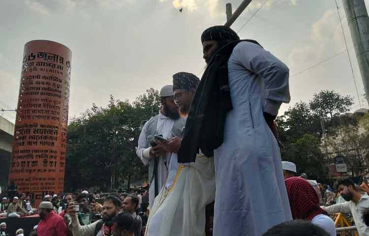Before the prayers, the protesting students raised various slogans demanding a speedy and exemplary trial for the murder of Sharif Osman Hadi.