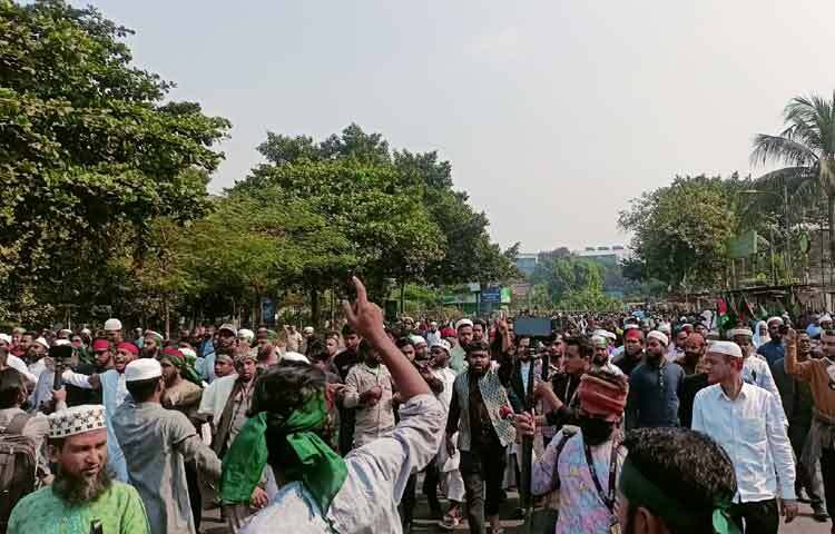 দায়িত্বরত নিরাপত্তা কর্মীরা বলছেন, হাদীর জানাজাস্থল আশপাশের খামার বাড়ি, ফার্মগেট ও মিরপুর-ধানমন্ডি পর্যন্ত ছাড়িয়ে যেতে পারে।