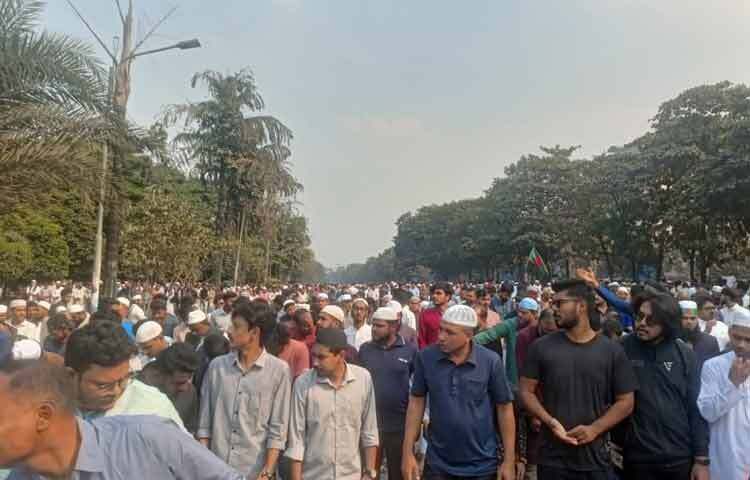 বিশেষ করে মিরপুর, গাবতলি, মোহাম্মদ, বছিলা, উত্তরাসহ ঢাকার বিভিন্ন প্রান্ত থেকে মানুষ পায়ে হেঁটে এসে জানাজায় অংশ নিচ্ছে। অনেকে ইনকিলাব জিন্দাবাদ স্লোগান দিচ্ছেন। লাখো কণ্ঠে ধ্বনিত হচ্ছে আমরা সবাই হাদি হবো, যুগে যুগে লড়ে যাবো।