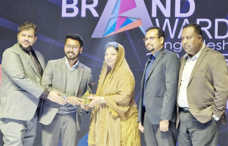 দেশসেরা ব্র্যান্ডের পুরস্কার পেয়েছে অন্যতম বৃহৎ শিল্পগোষ্ঠী প্রাণ-আরএফএল গ্রুপের তিন পণ্য ও প্রতিষ্ঠান। প্ল্যাস্টিক পণ্যে আরএফএল হাউজওয়্যার, জুসে প্রাণ ম্যাঙ্গো জুস এবং সস ক্যাটাগরিতে প্রাণ সস ও কেচাপ সেরা ব্র্যান্ডের স্বীকৃতি পেয়েছে। দেশের ব্র্যান্ড প্রাকটিশনারদের বৃহত্তম প্রতিষ্ঠান বাংলাদেশ ব্র্যান্ড ফোরাম এই পুরস্কার দিয়েছে। ছবি: জাগো নিউজ