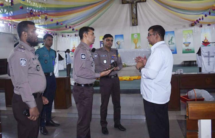 ২৫ ডিসেম্বর অনুষ্ঠিত হবে খ্রিষ্টান ধর্মাবলম্বীদের সবচেয়ে বড় ধর্মীয় উৎসব বড়দিন। এ উপলক্ষে নিরাপত্তা জোরদার করা হয়েছে বিভিন্ন গির্জায়। একই সঙ্গে বড়দিন ঘিরে কোনো ধরনের নিরাপত্তা শঙ্কা বা আশঙ্কা নেই বলে জানিয়েছেন রমনা বিভাগের উপ-পুলিশ কমিশনার (ডিসি) মাসুদ আলম। ছবি: জাগো নিউজ