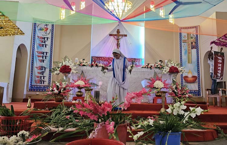 রাজধানী ঢাকাসহ সারাদেশে ধর্মীয় ভাব-গাম্ভীর্যের মধ্য দিয়ে পালিত হয় খ্রিষ্টান ধর্মাবলম্বীদের সবচেয়ে বড় ধর্মীয় উৎসব শুভ বড়দিন (ক্রিসমাস)। ছবি: জাগো নিউজ