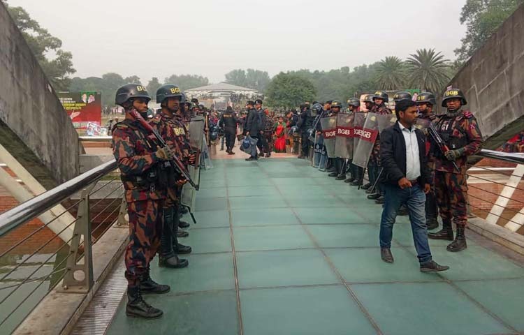 বিএনপির ভারপ্রাপ্ত চেয়ারম্যান তারেক রহমান আজ শহীদ রাষ্ট্রপতি জিয়াউর রহমানের সমাধি ও সাভারের জাতীয় স্মৃতিসৌধে শ্রদ্ধা নিবেদন করেন। এ উপলক্ষে গুরুত্বপূর্ণ পয়েন্টগুলোতে পর্যাপ্ত সংখ্যক বিজিবি মোতায়েন করা হয়। ছবি: জাগো নিউজ