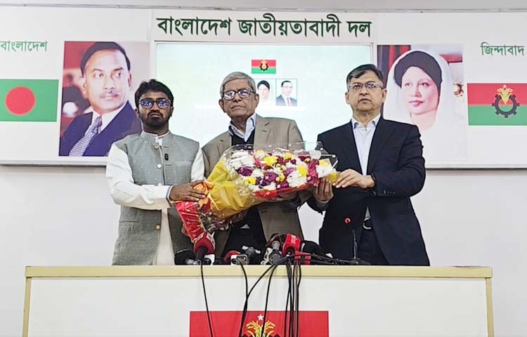 গণঅধিকার পরিষদের সাধারণ সম্পাদক মো. রাশেদ খাঁন আজ দুপুরে আনুষ্ঠানিকভাবে বাংলাদেশ জাতীয়তাবাদী দল বিএনপিতে যোগদান করেন। ছবি: জাগো নিউজ