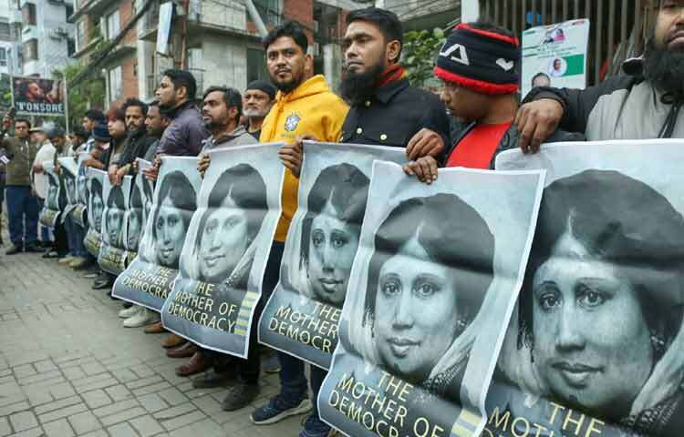 ছোট একটি কোণা থেকে শুরু করে বড় ব্যানারগুলো, সবই খালেদা জিয়ার ছবি ও তার স্মৃতির প্রতীক। কেউ কেউ হাত জোড় করে তার প্রতি শ্রদ্ধা জানাচ্ছে, কেউ আবার ছবি তুলে স্মৃতিচারণ করছে।