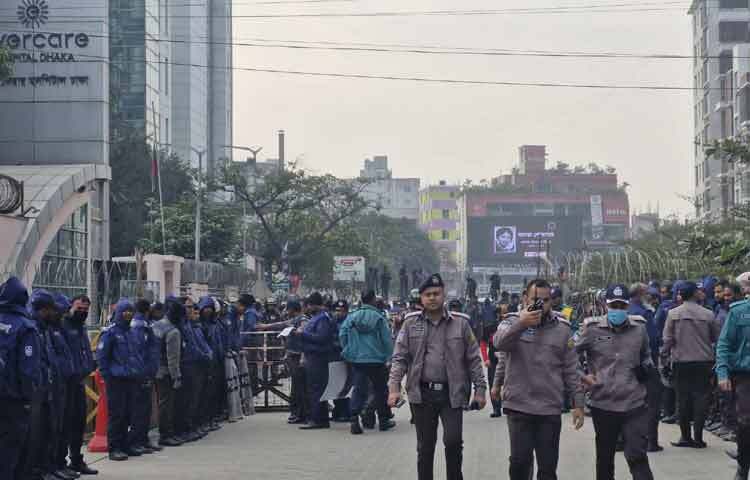 নেতাকর্মীদের ভিড়ের পাশাপাশি বেড়েছে আইনশৃঙ্খলা বাহিনীর বাড়তি নজরদারিও।