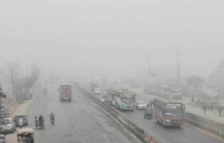 টানা তিনদিন ধরে দেশের বিভিন্ন অঞ্চলে শৈত্যপ্রবাহ বয়ে যাচ্ছে। আজও দেশের সাত জেলায় শৈত্যপ্রবাহ রয়েছে বলে জানিয়েছে আবহাওয়া অফিস। এ ছাড়া শনিবার দুপুর পর্যন্ত ঘন কুয়াশা থাকতে পারে বলে পূর্বাভাসে জানানো হয়েছে। ছবি: জাগো নিউজ