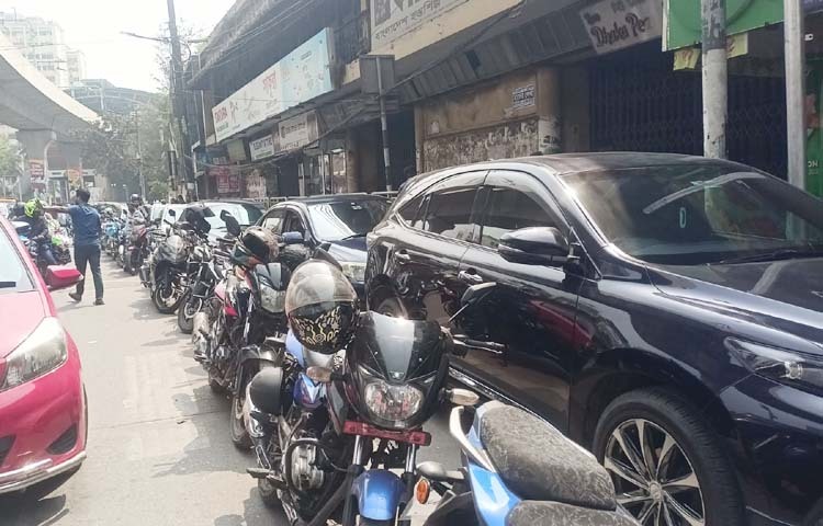 আগামী কয়েক দিনে তেলের দাম বাড়তে পারে। তাই কিছু পেট্রোল পাম্প বন্ধ রাখা হয়েছে। যে কারণে হোটেল শেরাটনের সামনে একটি পেট্রোল পাম্পে মোটরসাইকেল এবং প্রাইভেটকারের দীর্ঘ লাইন। ছবি: জাগো নিউজ