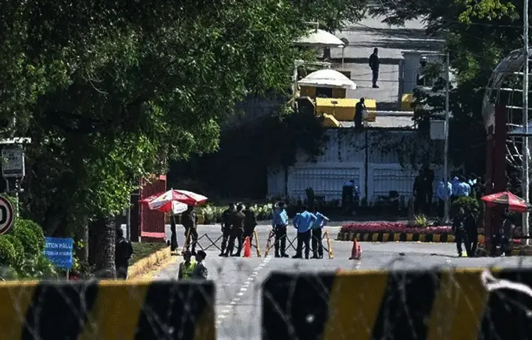 আজ পাকিস্তানের রাজধানী ইসলামাবাদের রেড জোন এলাকায় যুক্তরাষ্ট্র-ইরান আলোচনার ‘প্রত্যাশিত স্থানের’ কাছে নিরাপত্তা কর্মীদের অবস্থান। ছবি: এএফপি