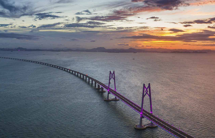 ২০১৮ সালের অক্টোবরে বিশ্বের ষষ্ঠ দীর্ঘতম সেতু হংকং-জুহাই-ম্যাকাও ব্রিজ যান চলাচলের জন্য খুলে দেওয়া হয়। তারের মাধ্যমে ভারবহনকারী তিনটি সেতু, সমুদ্রের নিচ দিয়ে নির্মিত একটি সুড়ঙ্গ ও চারটি কৃত্রিম দ্বীপ নিয়ে গঠিত এই সেতু চীনের উপকূলীয় হংকং, জুহাই ও ম্যাকাও এর মতো বড় শহরগুলিকে যুক্ত করেছে। ৩৪ মাইল দৈর্ঘ্যের এই সেতু সমুদ্র পারাপারের এবং উন্মুক্ত সাগরের ওপর নির্মিত দীর্ঘতম সেতু। ছবি: সংগৃহীত