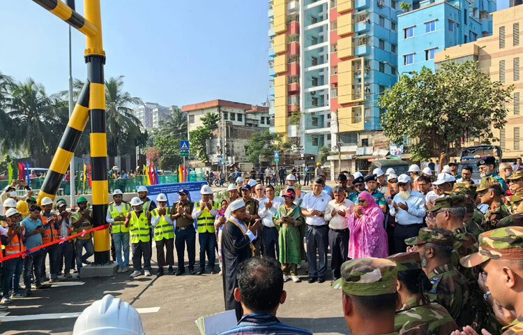 এসময় উপস্থিত ছিলেন আরেক বিশেষ সহকারী শেখ মইন উদ্দিন। যদিও কমলাপুরমুখী রাস্তার ওপর মেট্রোরেলের স্টেশন নির্মাণের কাজ চলতে থাকায় এ আন্ডারপাসের পুরোপুরি সুফল পেতে সময় লাগবে।