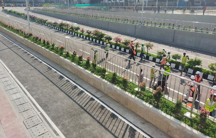 রোড মার্কিং, মাঝের ডিভাইডারে ফুলের গাছ, সড়কের দুই পাশে ল্যাম্পপোস্ট সবকিছু মিলিয়ে আন্ডারপাসের সৌন্দর্য এখন দৃশ্যমান। তবে এর পেছনে এই এলাকার মানুষের দীর্ঘদিনের সীমাহীন কষ্টের গল্পও আছে।